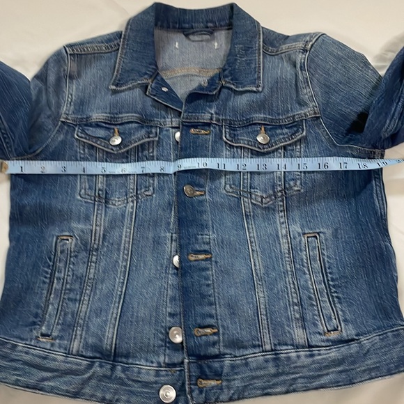 Classic Women’s Denim Jean Jacket - Picture 5 of 6
